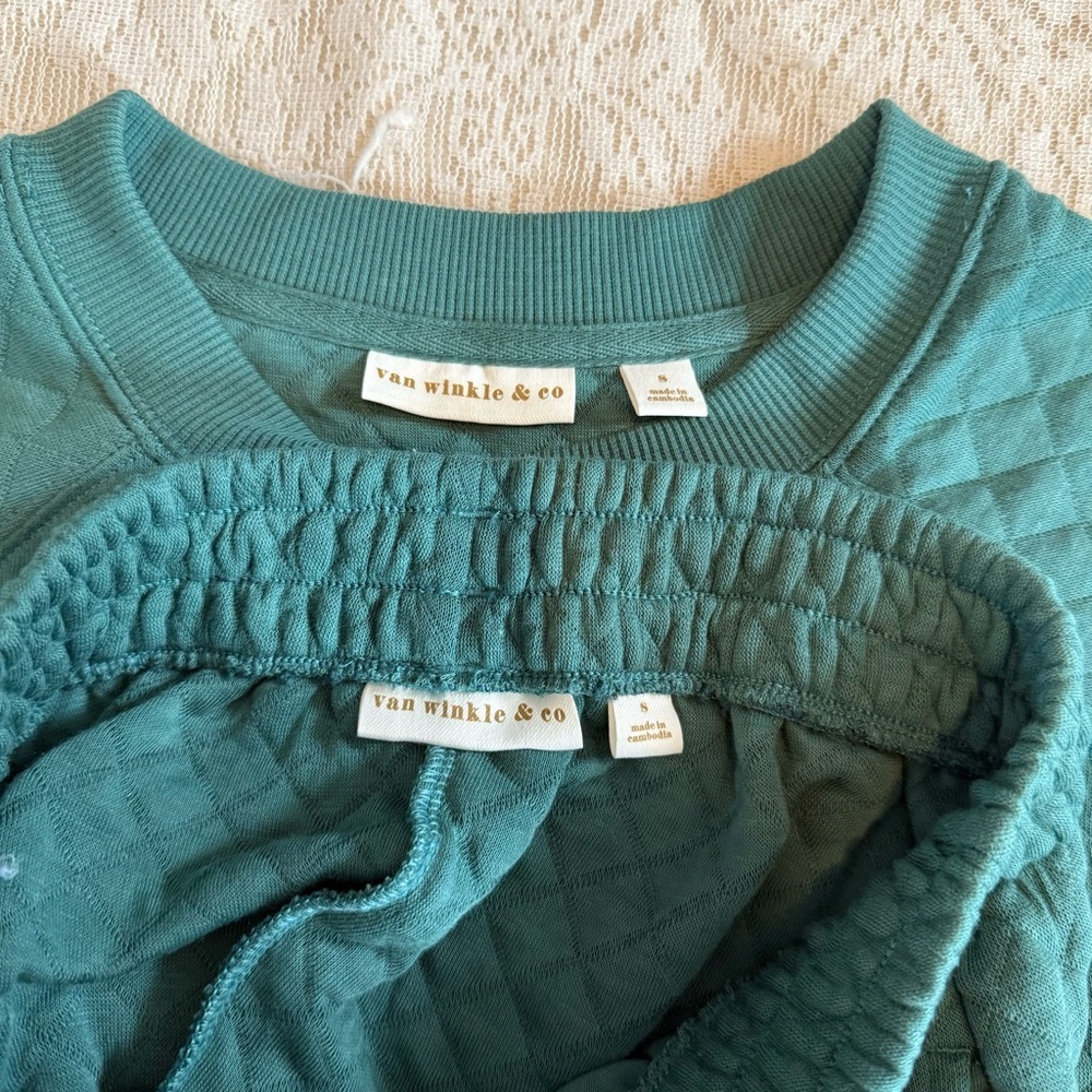 Van Winkle & Co quilted lounge set - Picture 3 of 13